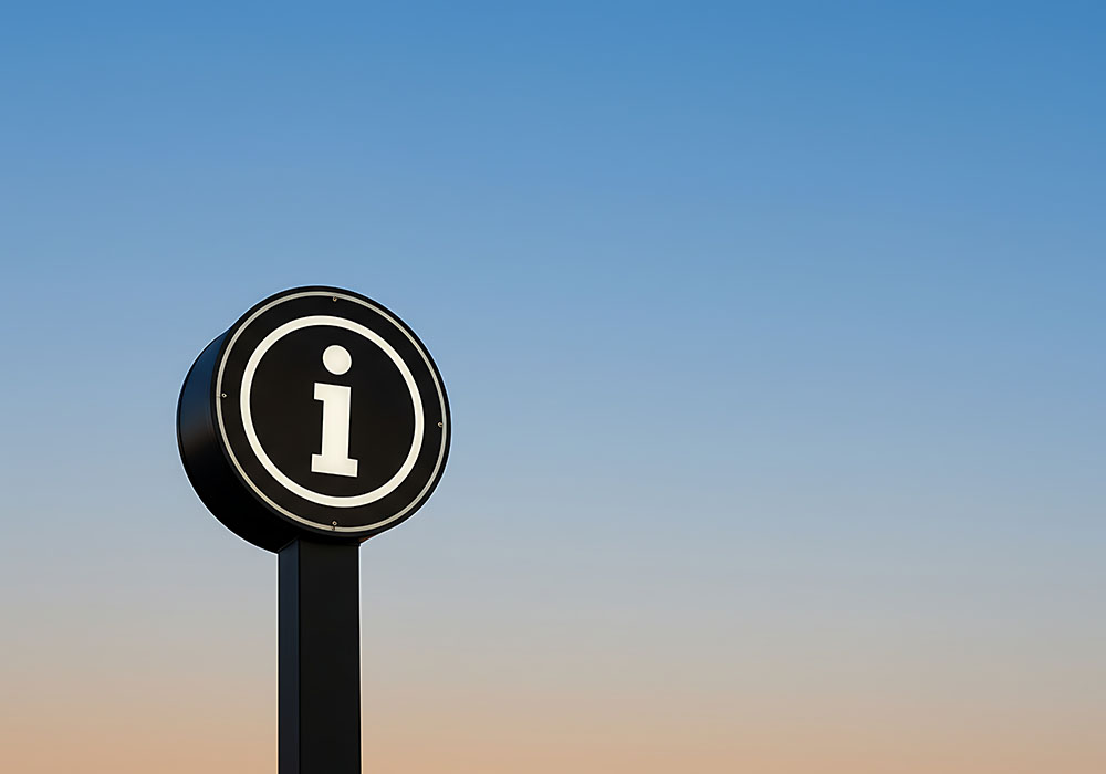 Ein Pfeiler mit einem runden Info-Symbol in der Mitte