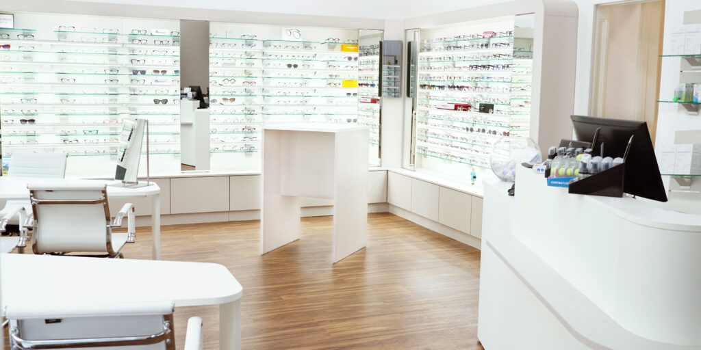 Moderner Optikbetrieb mit Brillenschaukästen und Beratungsplätzen