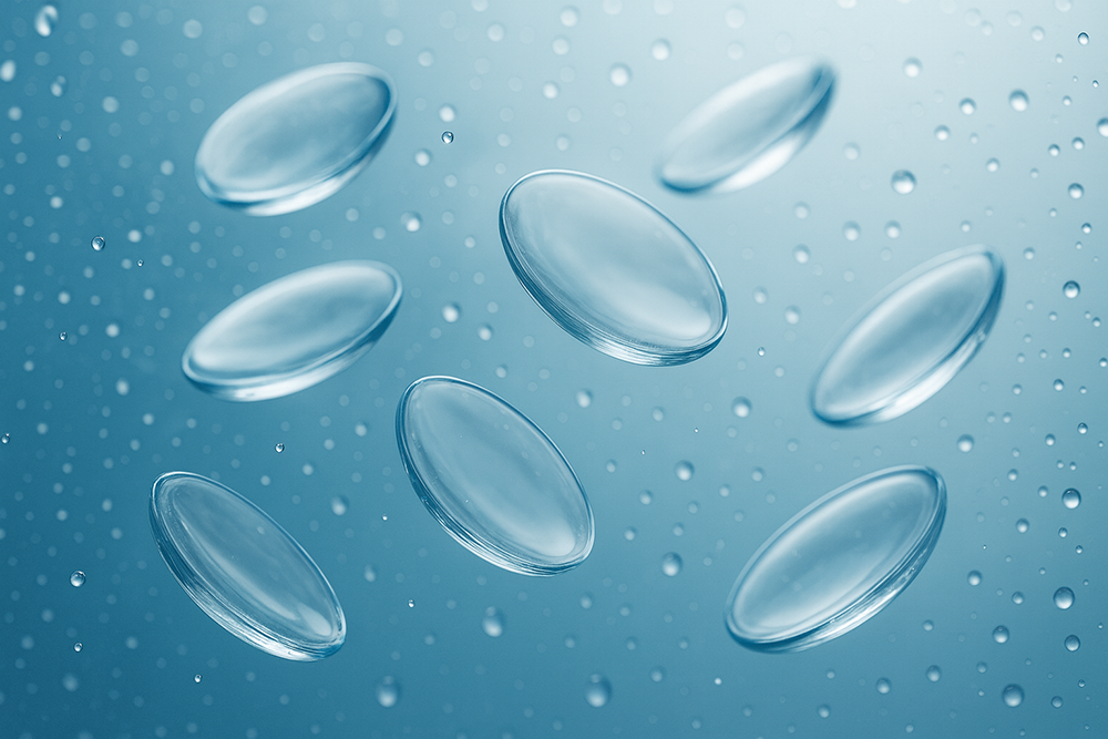 Schwebende Kontaktlinsen umgeben von Wassertropfen
