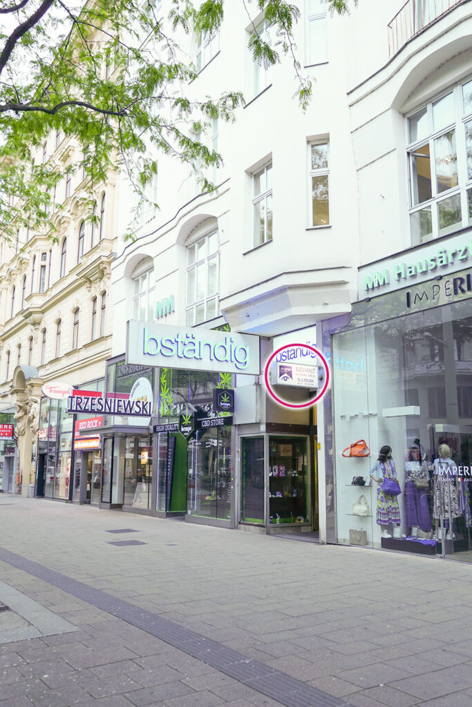 Außenansicht der Eye Factory mit Einkaufsstraße und Leuchtreklame