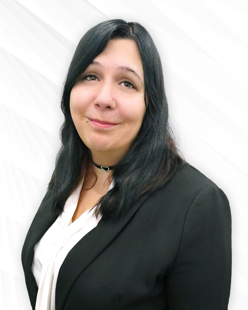 Optikerin mit Blazer, Halskette und Piercings