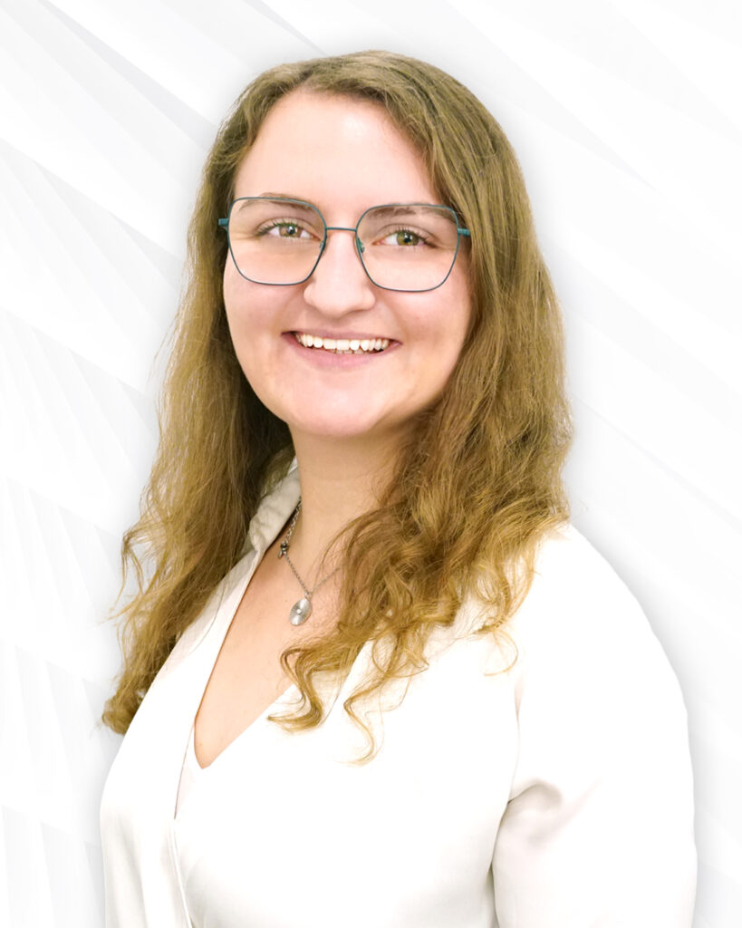 Optikerin Brille, langen Haaren und Halskette