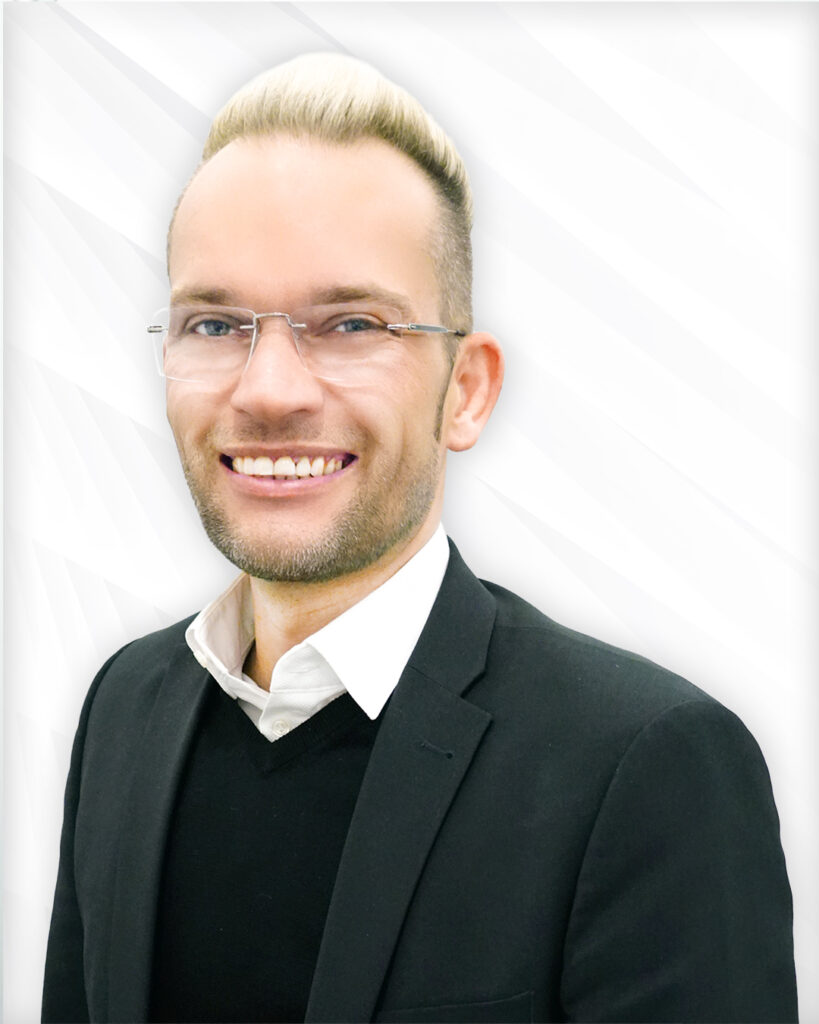 Optikermeister mit Brille, kurzen Haaren und Anzug