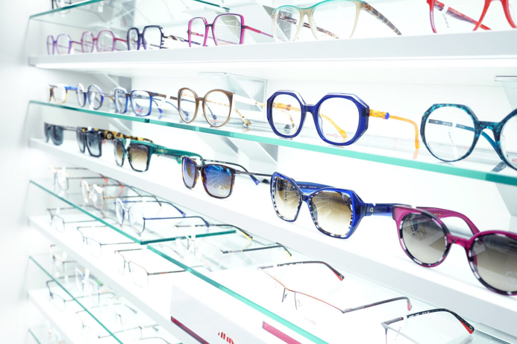 Schauvitrine mit farbenfrohen Brillen in zahlreichen Formen