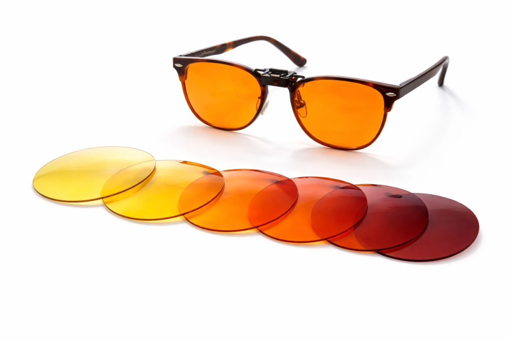 Kantenfilterbrille mit getönten Gläsern und verschiedenfarbigen Einzelgläsern